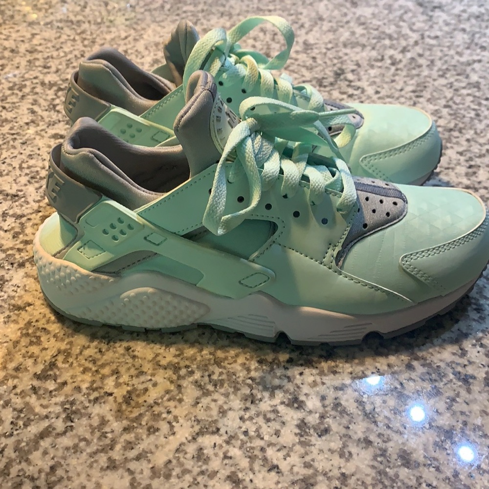 Nike Women's Sneakers in Mint and Gray